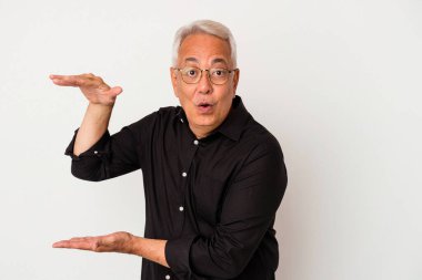 Beyaz arka planda izole edilmiş kıdemli Amerikalı adam elleri arasında bir kopya alanı tutarken şok ve hayrete düştü..