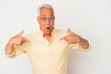 Üst düzey Amerikalı adam beyaz arka planda izole edilmiş, parmakları aşağıda, olumlu hisler içinde..