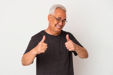 Beyaz arka planda izole edilmiş kıdemli Amerikalı iki parmağını da kaldırıyor, gülümsüyor ve kendinden emin..