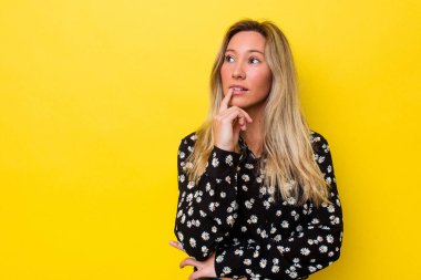 Genç Avustralyalı kadın şüpheli ve kuşkulu bir ifadeyle yanlamasına bakıyor..