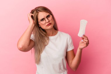 Pembe arka planda bir kompres tutan genç Rus kadın şok geçiriyordu. Önemli bir toplantıyı hatırladı..