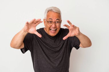 Beyaz arka planda izole edilmiş kıdemli Amerikalı adam pençelerini kedi taklidi yaparken gösteriyor, agresif bir hareket..