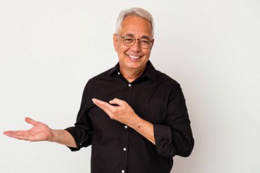 Beyaz arka planda izole edilmiş kıdemli bir Amerikalı Palm 'da bir fotokopi alanı tutarken heyecanlı..