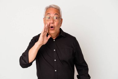 Beyaz arka planda izole edilmiş kıdemli Amerikalı adam gizli bir sıcak fren haberinin olduğunu söylüyor.