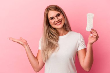 Pembe arka planda bir kompres tutan genç Rus kadın bir avuç içinin fotokopi çektiğini ve başka bir elin belinde olduğunu gösteriyor..