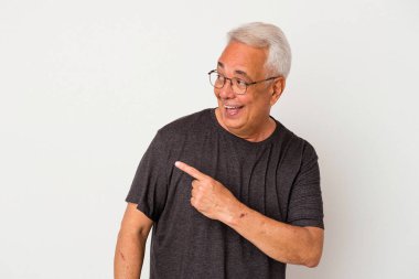 Beyaz arka planda izole edilmiş kıdemli Amerikalı adam gülümseyen, neşeli ve keyifli bir tarafa bakıyor..