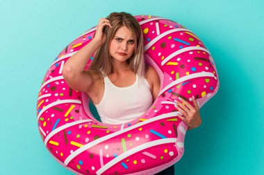 Şişme donutu olan genç bir Rus kadın mavi arka planda izole edilmiş şok geçiriyordu. Önemli bir toplantıyı hatırladı..