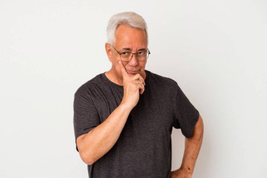 Beyaz arka planda izole edilmiş kıdemli Amerikalı bir adam bir strateji planlıyor, bir iş yolu düşünüyor..