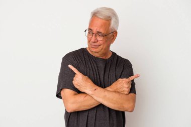 Beyaz arka plan noktalarında izole edilmiş kıdemli Amerikalı adam iki seçenek arasında seçim yapmaya çalışıyor..