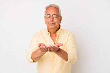 Beyaz arka planda izole edilmiş kıdemli bir Amerikalı dudaklarını kıvırıyor ve hava öpücüğü göndermek için avuç içi tutuyor..