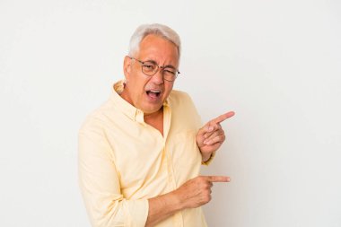 Beyaz arka planda izole edilmiş kıdemli Amerikalı adam işaret parmağıyla fotokopi alanını işaret ederek heyecan ve arzusunu ifade ediyor..