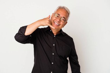 Beyaz arka planda izole edilmiş kıdemli Amerikalı bir adam parmakları olan bir cep telefonu hareketi gösteriyor..