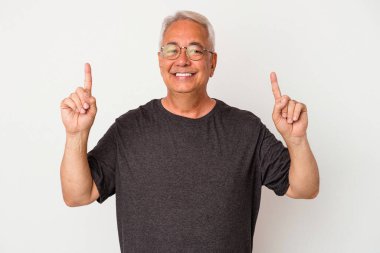 Beyaz arka planda izole edilmiş kıdemli Amerikalı iki parmağı da boş bir alan gösteriyor..