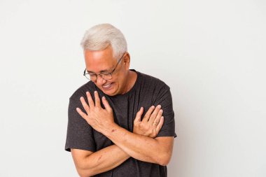 Beyaz arka planda yaşayan kıdemli Amerikalı adam gülüyor ve eğleniyor..