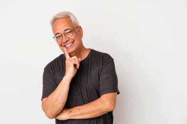 Beyaz arka planda izole edilmiş, mutlu ve kendinden emin gülümseyen, elleriyle çenesine dokunan son sınıf Amerikalı adam..