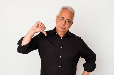 Beyaz arka planda izole edilmiş kıdemli Amerikalı bir adam hoşlanmadığı bir jest yapıyor, kabul etmiyor. Anlaşmazlık konsepti.