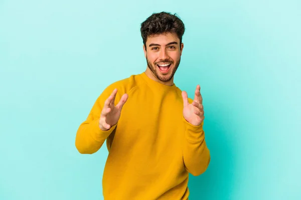 Joven Hombre Caucásico Aislado Sobre Fondo Azul Siente Seguro Dando — Foto de Stock