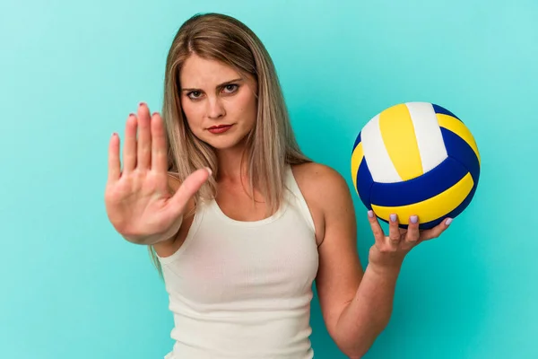 Jovem Mulher Russa Jogando Vôlei Isolado Fundo Azul Com Mão — Fotografia de Stock