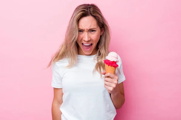 Pembe Arka Planda Izole Edilmiş Dondurma Tutan Genç Avustralyalı Kadın — Stok fotoğraf