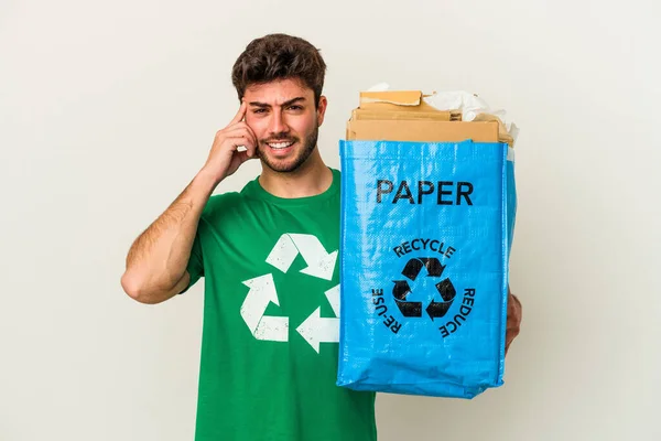 Junger Kaukasischer Mann Recycelt Pappe Isoliert Auf Weißem Hintergrund Und — Stockfoto