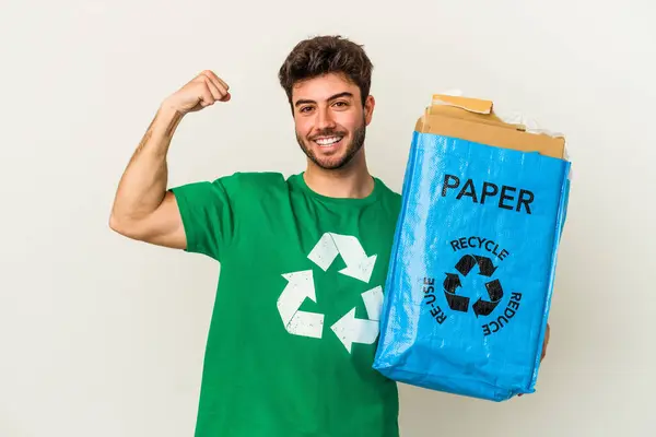 Junger Kaukasischer Mann Recycelt Pappe Isoliert Auf Weißem Hintergrund Und — Stockfoto