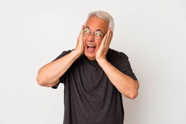 Starší Američan Izolovaný Bílém Pozadí Zakrývající Uši Rukama Snaží Neslyšet — Stock fotografie