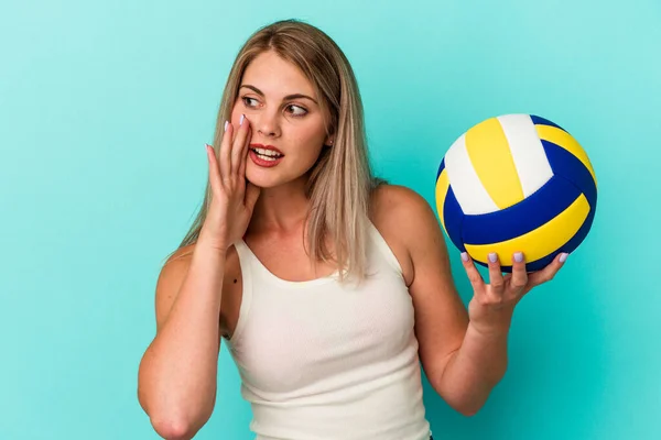 Jovem Russa Jogando Vôlei Isolado Fundo Azul Está Dizendo Segredo — Fotografia de Stock