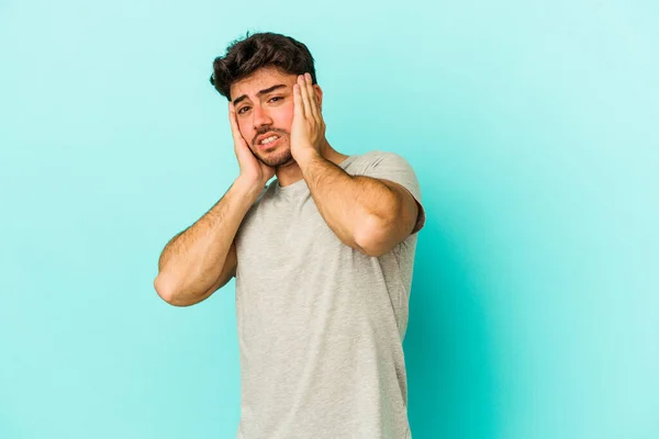 Νεαρός Καυκάσιος Άντρας Απομονωμένος Μπλε Φόντο Κλαψουρίζοντας Και Κλαίγοντας Απαρηγόρητα — Φωτογραφία Αρχείου