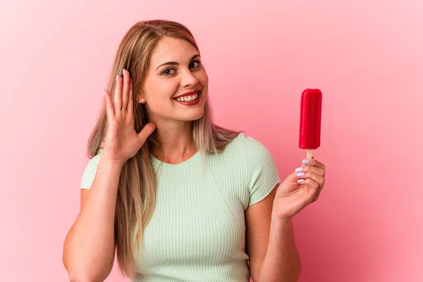 Mujer Rusa Joven Sosteniendo Helado Aislado Sobre Fondo Rosa Tratando —  Fotos de Stock