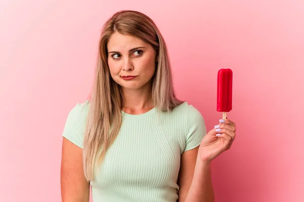 Jonge Russische Vrouw Het Houden Van Een Ijs Geïsoleerd Roze — Stockfoto