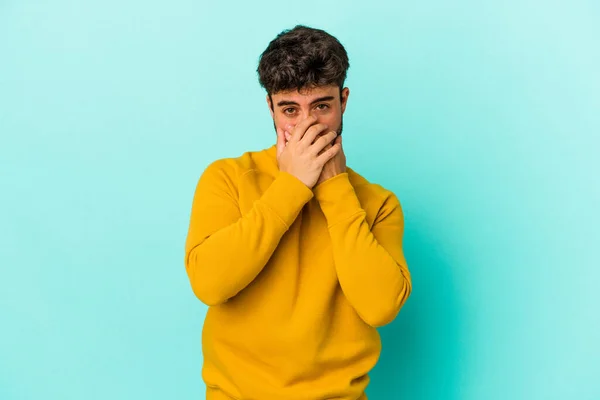 Joven Hombre Caucásico Aislado Sobre Fondo Azul Cubriendo Boca Con —  Fotos de Stock