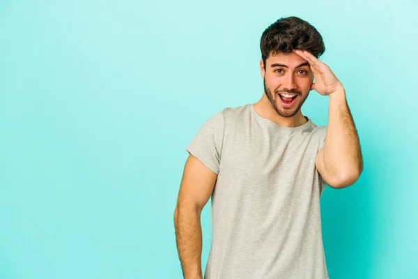 Jonge Blanke Man Geïsoleerd Blauwe Achtergrond Schreeuwt Luid Houdt Ogen — Stockfoto