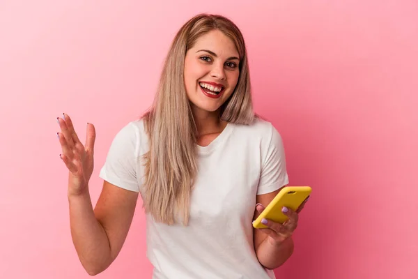Νεαρή Ρωσίδα Που Κρατάει Ένα Κινητό Τηλέφωνο Απομονωμένο Ροζ Φόντο — Φωτογραφία Αρχείου