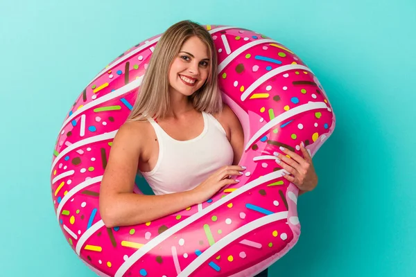 Mujer Rusa Joven Con Rosquilla Inflable Aislada Sobre Fondo Azul —  Fotos de Stock