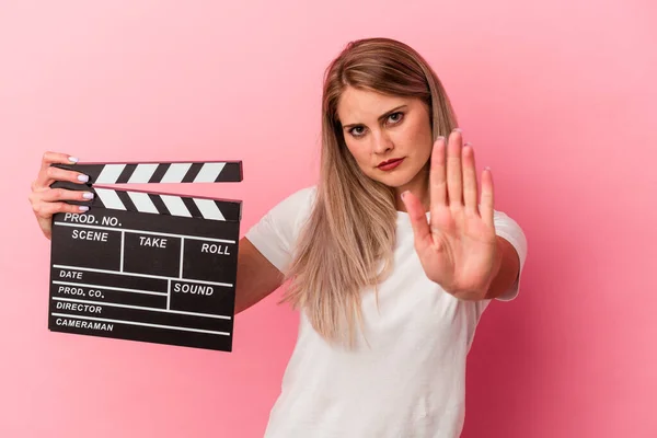 Ung Rysk Kvinna Håller Clapperboard Isolerad Rosa Bakgrund Står Med — Stockfoto
