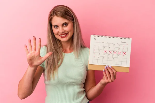 Giovane Donna Caucasica Possesso Calendario Isolato Sfondo Rosa Sorridente Allegro — Foto Stock