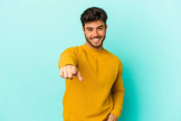 Jonge Blanke Man Geïsoleerd Blauwe Achtergrond Wijzend Naar Voren Met — Stockfoto