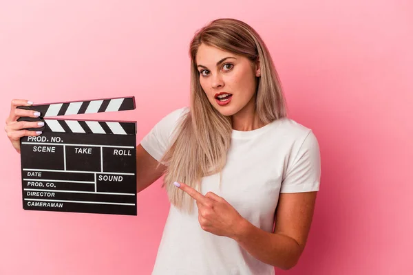 Jovem Mulher Russa Segurando Painel Isolado Fundo Rosa Apontando Para — Fotografia de Stock