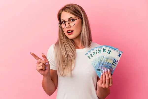 Young Russian Woman Holding Bills Isolated Pink Background Pointing Side — Stock Photo, Image