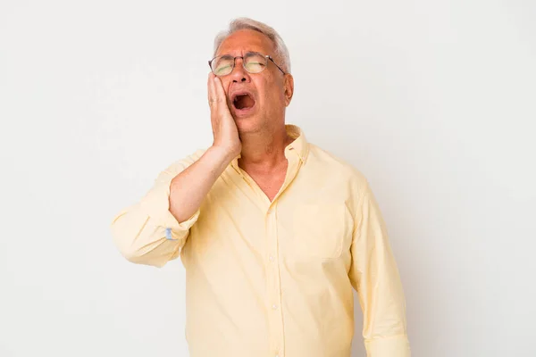 Senior Uomo Americano Isolato Sfondo Bianco Stanco Molto Assonnato Mantenendo — Foto Stock