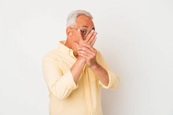 Senior American Mann Isoliert Auf Weißem Hintergrund Blinzeln Durch Die — Stockfoto