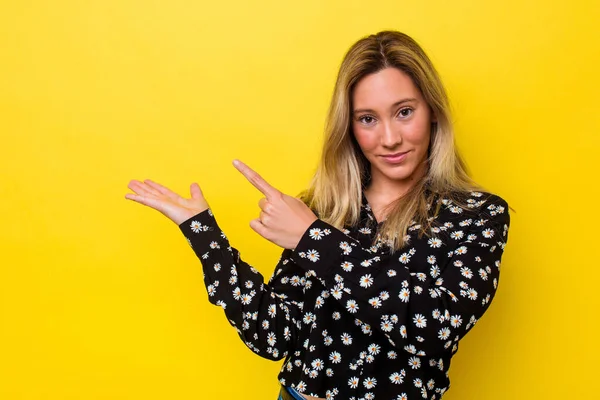 Jonge Australische Vrouw Geïsoleerd Opgewonden Met Een Kopieerruimte Palm — Stockfoto