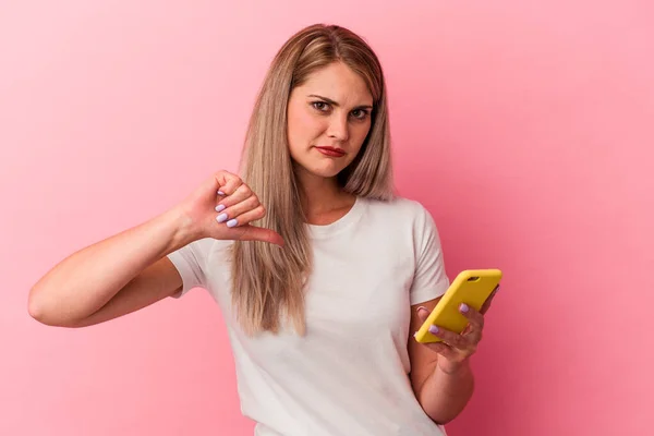 Junge Russin Mit Einem Handy Auf Rosa Hintergrund Das Eine — Stockfoto