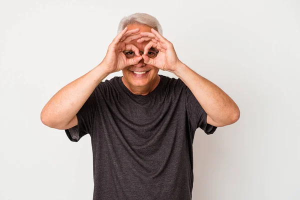 Homem Americano Sênior Isolado Fundo Branco Mostrando Sinal Sobre Olhos — Fotografia de Stock