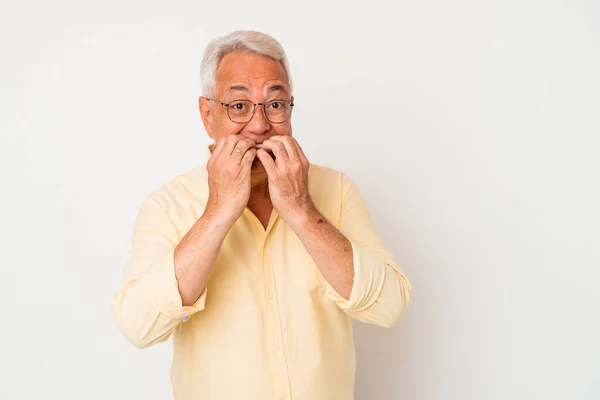 Senior American Mann Isoliert Auf Weißem Hintergrund Beißt Fingernägel Nervös — Stockfoto