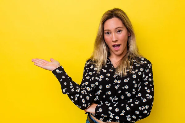 Avustralyalı genç bir kadın, avucunun içinde kopya yeri tutmaktan etkilendi..