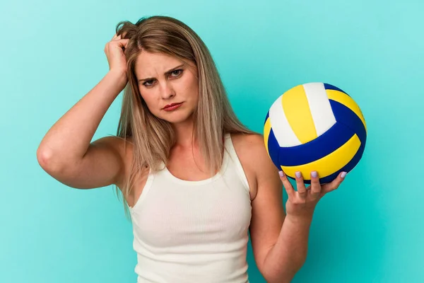 年轻的俄罗斯女子在蓝色背景下打排球时感到震惊 她想起了重要的相遇 — 图库照片