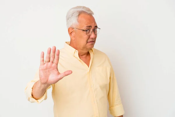 Senior Amerikansk Man Isolerad Vit Bakgrund Avvisa Någon Som Visar — Stockfoto