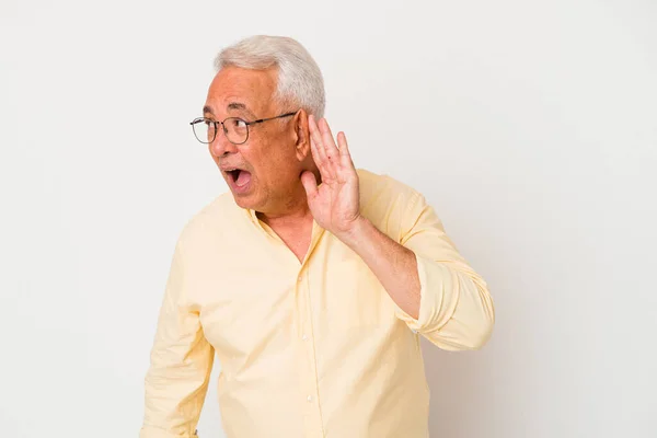 Senior Uomo Americano Isolato Sfondo Bianco Cercando Ascoltare Pettegolezzo — Foto Stock