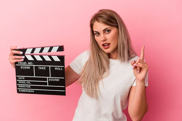 Jovem Mulher Russa Segurando Painel Palmas Isolado Fundo Rosa Ter — Fotografia de Stock